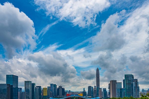 中国本土市場に異変 大型株2年ぶり高値、小型株2年半ぶり安値