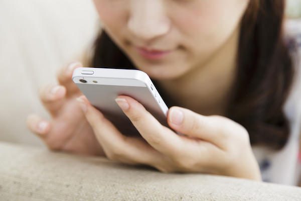 スマホ画面、指で触って操作できる「タッチパネル」の仕組みを説明できますか?