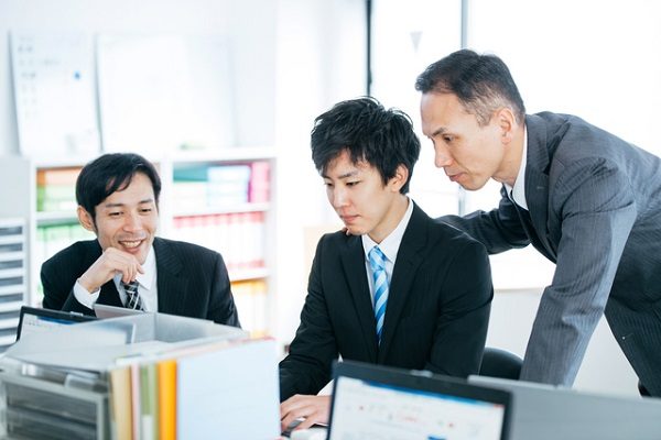 OJTと徒弟制度の類似点 「学ばせ方」の費用対効果とは