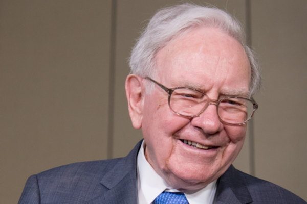 バフェット氏のヘッジファンド批判「ドブに捨てるようなもの」